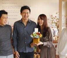 市役所で入籍を済ませたおふたりにお父さんとお母さんからお花のギフト